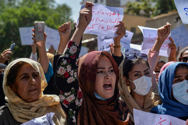 아프가니스탄 수도 카불의 파키스탄대사관 인근에서 반(反)파키스탄 시위에 나선 여성들이 구호를 외치고 있다. /연합뉴스