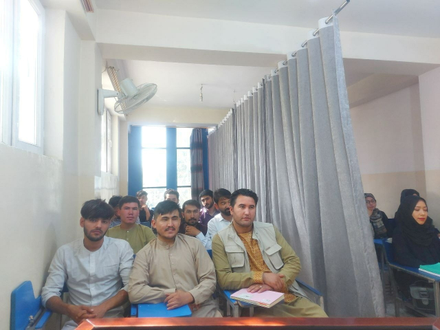 아프가니스탄 수도 카불의 아비센나 대학에서 남녀 학생 구분을 위해 강의실 한가운데 커튼을 친 모습. /연합뉴스