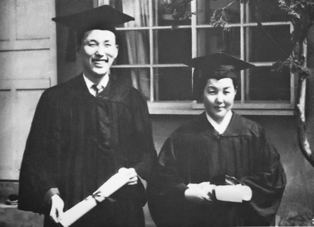 1958년 제4회 서울 순복음신학교 졸업식에서 나란히 선 조용기(사진 왼쪽) 목사와 그의 장모인 최자실 목사./사진제공=여의도순복음교회