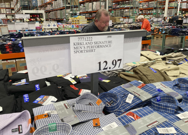 지난 6월(현지 시간) 미국 콜로라도의 한 매장에서 한 남성이 쇼핑하고 있는 모습./AP연합뉴스