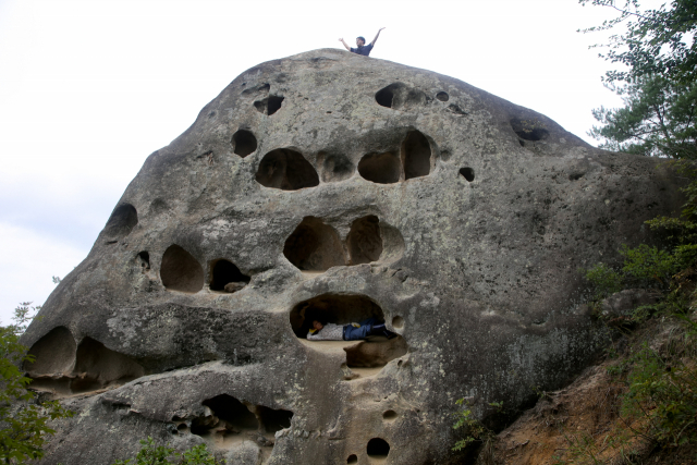 등산객들이 기념사진을 찍기 위해 해골바위 입 부분 구멍으로 들어가 포즈를 취하고 있다. 해골바위에는 구멍이 10여 개 있는데 모두 풍화작용에 의해 자연적으로 생겨난 것이다.