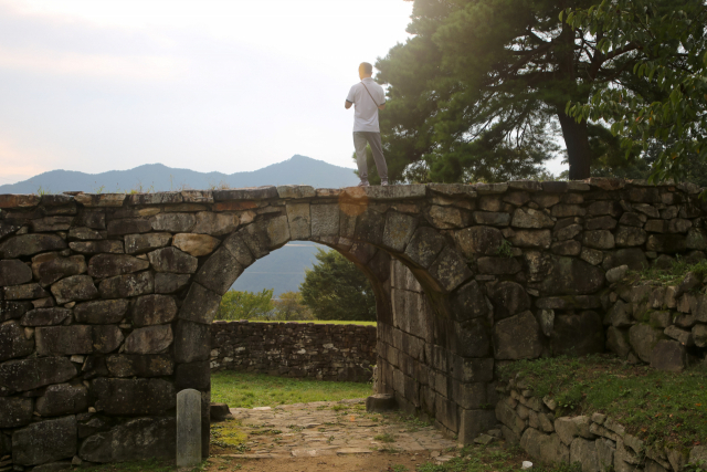 위봉산성 서·동·북 3개의 성문 가운데 유일하게 남은 서문은 BTS 화보 촬영지다.