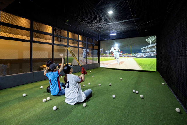 서울드래곤시티의 추석 패키지에 포함된 스크린 야구. /사진제공=서울드래곤시티