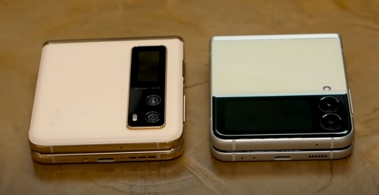 중국 TCL이 개발한 폴더블폰 ‘시카고(왼쪽)’ 시제품과 삼성 갤럭시 Z플립3. /씨넷 홈페이지 캡처