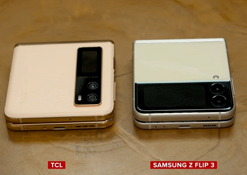 중국 TCL의 폴더블폰 ‘시카고(왼쪽)’ 시제품과 삼성 갤럭시 Z플립3를 비교 시연하고 있다. /씨넷 홈페이지 캡처