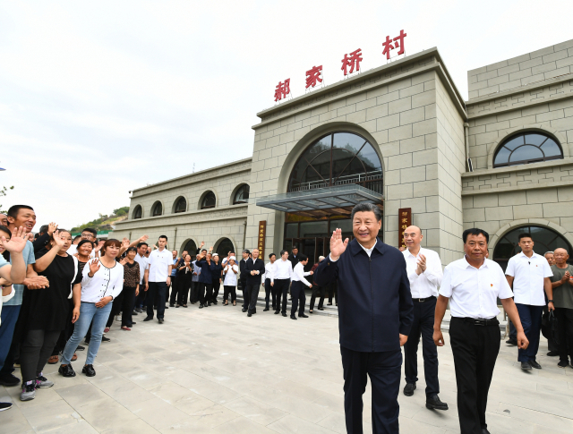 시진핑 중국 국가주석이 14일 서북부 산시성 위린시 관할의 수이더 마을을 방문해 주민들에게 손을 흔들고 있다. /연합뉴스