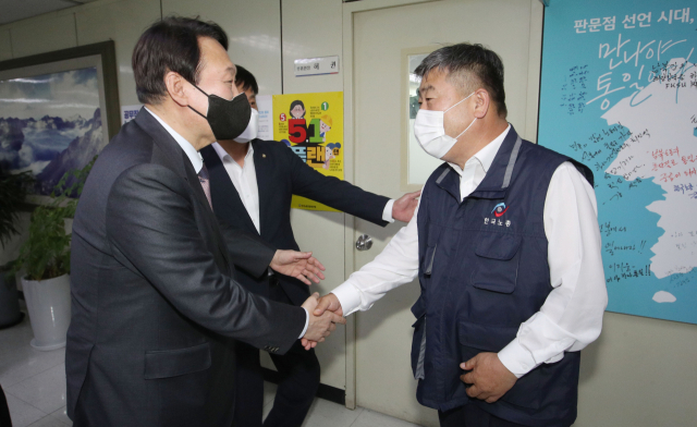 윤석열 국민의힘 대선 경선 예비후보가 15일 서울 여의도 한국노동조합총연맹을 방문, 김동명 위원장과 인사하고 있다. / 연합뉴스