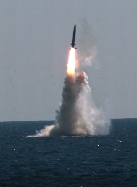 가칭 '현무4-4'로 알려진 국산 잠수함발사탄도미사일(SLBM)이 15일 서해 해상에서 신형 잠수함인 '도산 안창호함'에서 수중 발사된 뒤 성공적으로 날아오르고 있다. /ADD 제공 영상 캡처