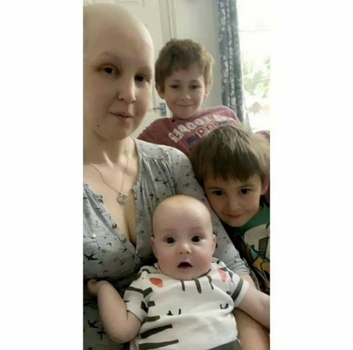 캐슬린 오즈본이 폐암 말기 판정을 받고 투병하며 세 아이와 함께 있다. /페이스북 갈무리.