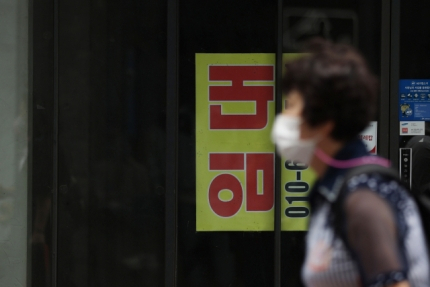 코로나19 사태가 장기화되는 가운데 지난달 22일 오후 서울 중구 명동 거리의 폐업한 상점에 임대 문의 안내문이 붙어 있다. /연합뉴스