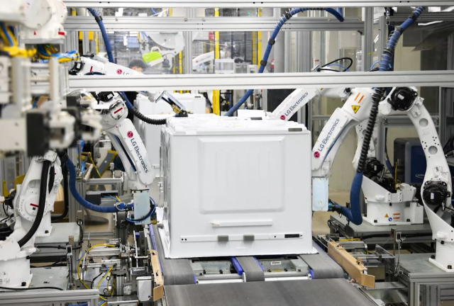 지능형 자율공장으로 탈바꿈한 LG 스마트파크에서 로봇들이 가전제품을 생산하고 있다./사진제공=LG전자