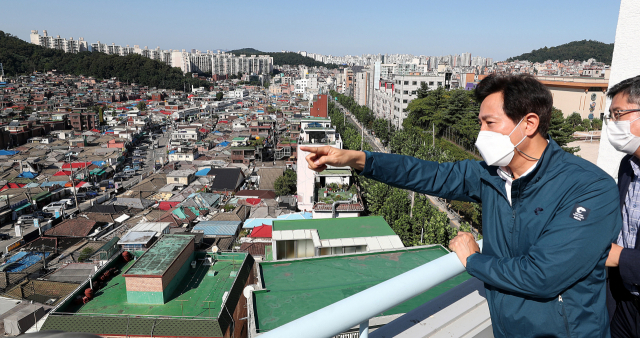 오세훈 서울시장이 14일 오후 서울 관악구 신림1 재정비촉진구역 현장을 살펴보고 있다. /연합뉴스