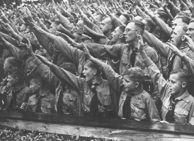 ‘하일 히틀러’ 경례는 1930년대 독일에 광범하게 퍼졌지만 외국인들은 이 조짐을 무시했다.