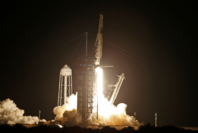15일(현지 시간) 우주선 '크루 드래건'을 실은 스페이스X의 팰컨9 로켓 발사 모습. /AP연합뉴스