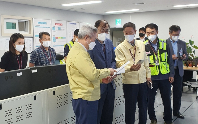 손창완(앞줄 왼쪽) 한국공항공사 사장이 제주공항에서 관계자들과 회의를 진행하고 있다. /사진제공=한국공항공사