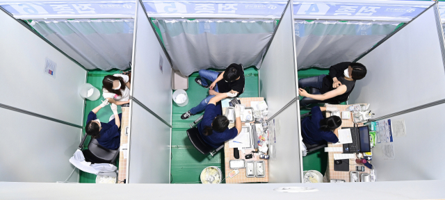 16일 오후 서울 서대문구 북아현문화체육센터에 마련된 예방접종센터에서 시민들이 코로나19 백신을 접종받고 있다./오승현 기자