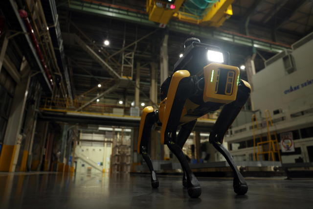 [영상] 직원들 퇴근한 기아 공장에 '로봇 개'가 돌아다닌다