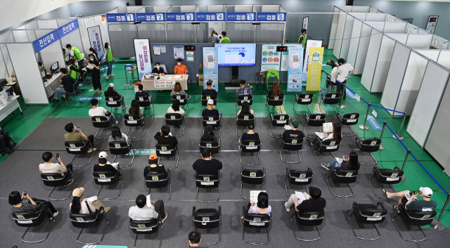 지난 16일 오후 서울 서대문구 북아현문화체육센터에 마련된 예방접종센터에서 시민들이 코로나19 백신 접종을 마친 뒤 이상반응 여부를 관찰하고 있다./연합뉴스