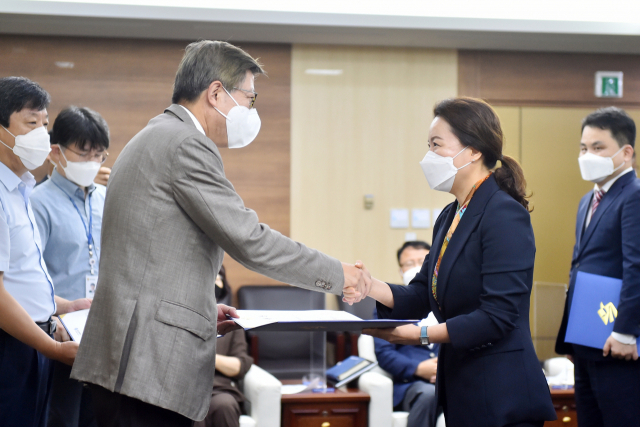 오경은 신임 부산여성가족개발원장이 박형준 부산시장으로부터 임용장을 받고 있다./사진제공=부산시