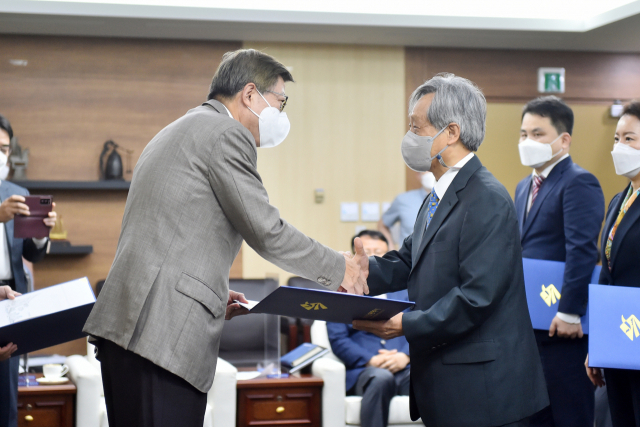 설상철 신임 부산인재평생교육진흥원장이 박형준 부산시장으로부터 임용장을 받고 있다./사진제공=부산시