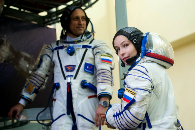 지난 9일 러시아 배우 율리아 페레실드가 러시아 유리가가린센터에서 우주 공간에서의 모의 비행 훈련을 진행하고 있다. /연합뉴스