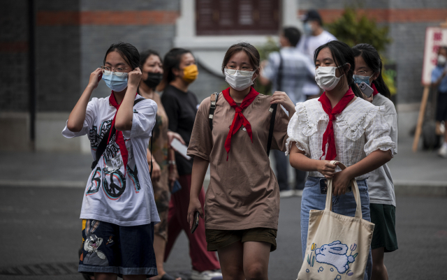 지난달 26일 중국 상하이 거리를 걷고 있는 여학생들./EPA연합뉴스