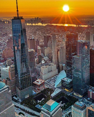 왼쪽 높이 솟아오른 빌딩이 9·11테러후 새로 지은 세계무역센터. /세계무역센터 트위터 캡처