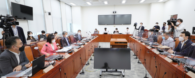 언론중재법 협의체 8차 회의가 17일 오후 서울 여의도 국회에서 열리고 있다./권욱 기자