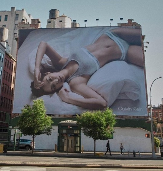 걸그룹 블랙핑크 멤버 제니가 글로벌 패션 브랜드 캘빈 클라인 모델로 뉴욕 빌보드(광고판)를 장식했다./캘빈클라인 제공