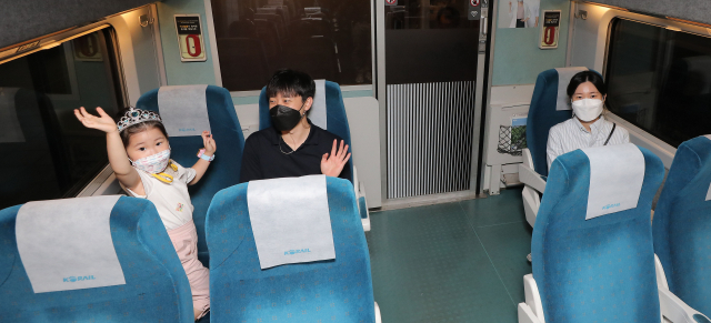 추석연휴를 앞둔 17일 서울역에서 한 가족이 고향으로 가는 기차를 타고 있다./사진=공동취재단