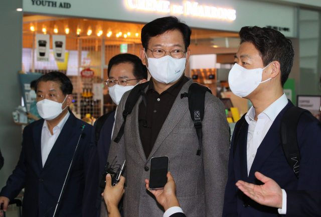 송영길 더불어민주당 대표가 19일 인천공항에서 미국으로 출국하기 전 취재진에게 방문 목적에 대해 설명하고 있다. /연합뉴스