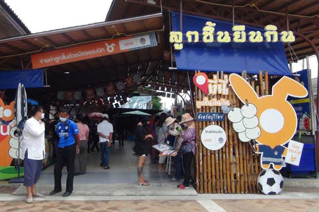 태국 부리람역 앞에 있는 미트볼 노점상/방콕포스트