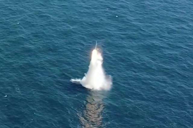 우리나라가 독자 개발한 잠수함발사탄도미사일(SLBM)이 지난 15일 도산안창호함에 탑재돼 수중에서 발사되고 있다./사진제공=국방부
