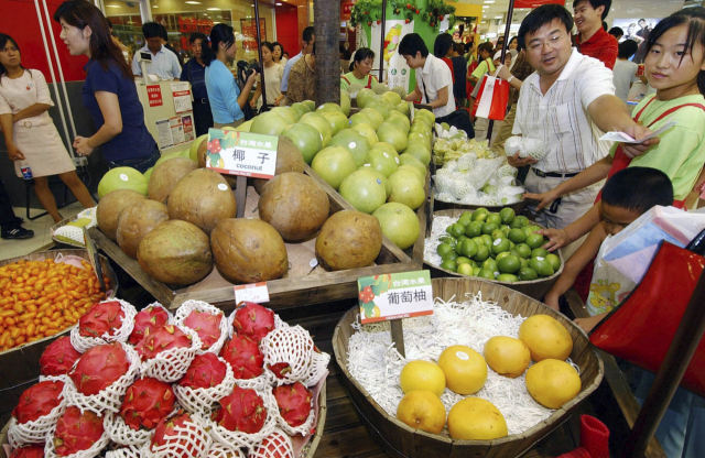 중국 베이징의 한 백화점에서 사람들이 수입관세가 면제된 대만의 과일을 고르고 있는 모습./AP연합뉴스