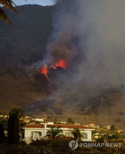 스페인령 카나리아제도 50년만에 화산 폭발…용암 치솟자 1만명 대피