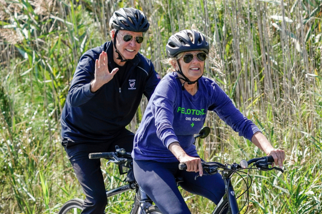 조 바이든 미국 대통령이 영부인 질 바이든과 19일 델라웨어 주 리호보트 해변에서 자전거를 타고 있다./로이터연합뉴스