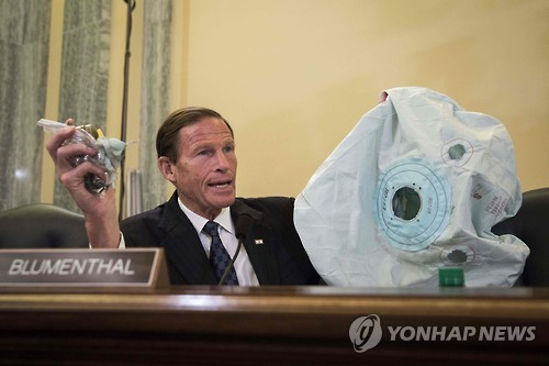 미국 민주당 리처드 블루먼솔 상원의원이 지난 2015년 6월 회의에서 일본 다카타사 에어백과 에어백 내 인플레이터를 보여주고 있다./AFP연합뉴스