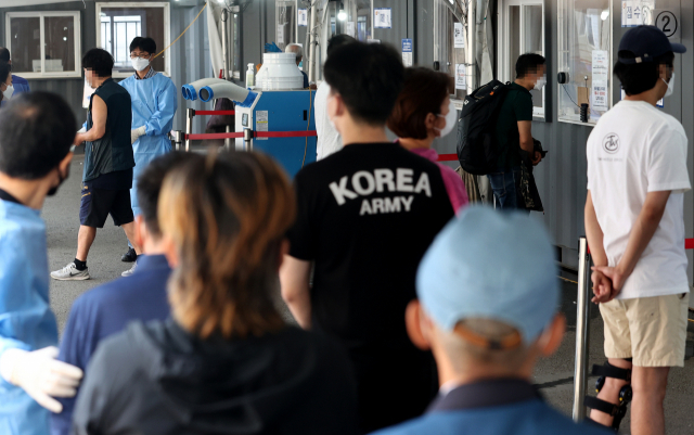 시민들이 20일 오전 서울역 코로나19 선별진료소에서 검사를 기다리고 있다. /연합뉴스