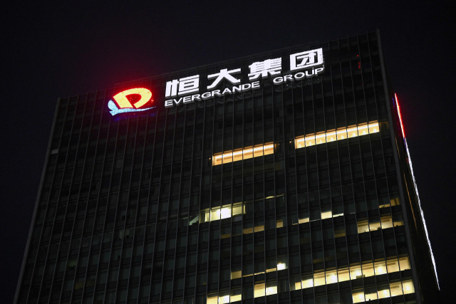 파산 위기에 몰린 중국의 대형 민영 부동산 재벌기업인 헝다(恒大·에버그란데)그룹의 선전 본사 사옥의 일부 층에 14일 밤 불이 밝혀져 있다./AFP연합뉴스