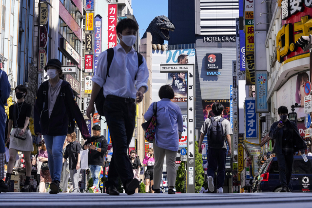 일본 도쿄 시민 대다수가 마스크를 쓴 채 신주쿠 일대를 오가고 있다./도쿄=AP연합뉴스