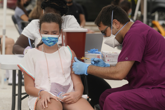 지난달 4일(현지 시간) 미국 플로리다에서 한 학생이 화이자 백신을 접종하고 있다./AP연합뉴스