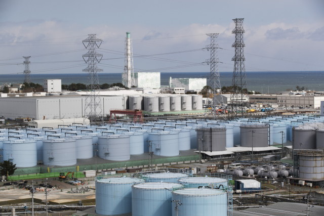일본 후쿠시마 원전 오염수가 푸른색 탱크에 보관돼 있다. /AP연합뉴스