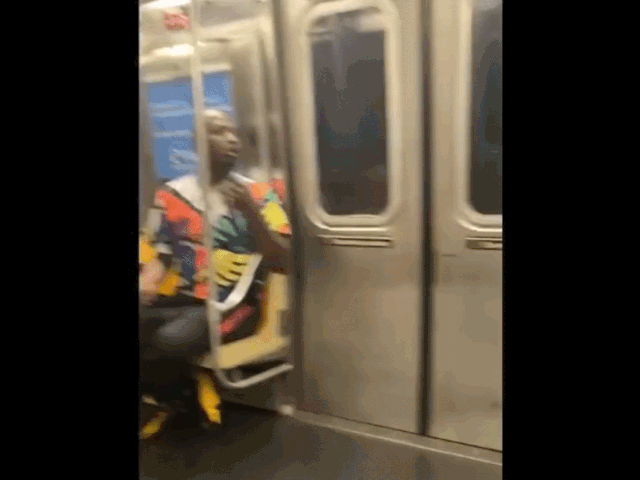 [영상]아이 있는 지하철서 마리화나 '뻐끔'…아빠가 항의하자 흉기 위협