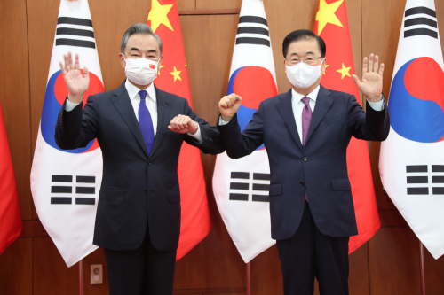 정의용(오른쪽) 외교부 장관이 최근 방한한 왕이 중국 외교부장과 나란히 서 있다. /연합뉴스