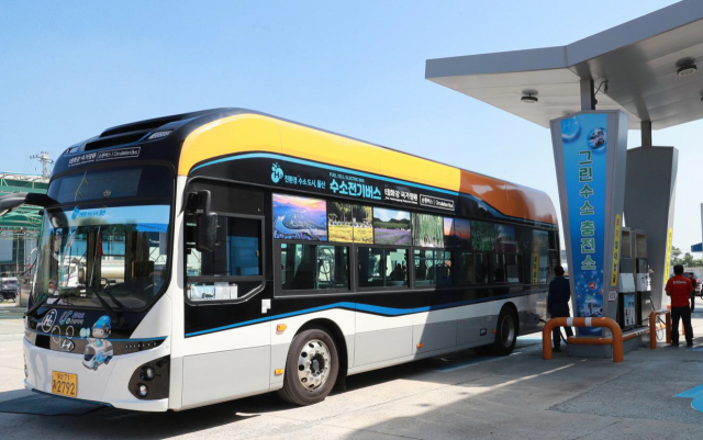 울산 남구 그린수소충전소에서 친환경 수소전기버스가 수소를 충전하고 있다. /사진 제공=울산시