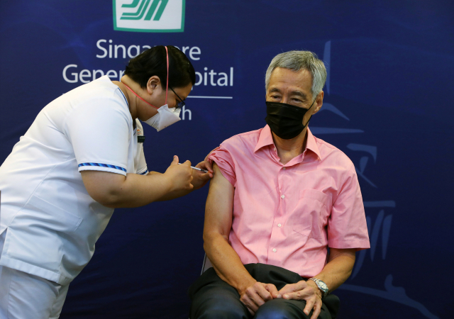 리셴룽 싱가포르 총리가 17일 싱가포르 종합병원에서 신종코로나바이러스감염증(코로나19) 백신 부스터샷을 맞고 있다. /로이터연합뉴스