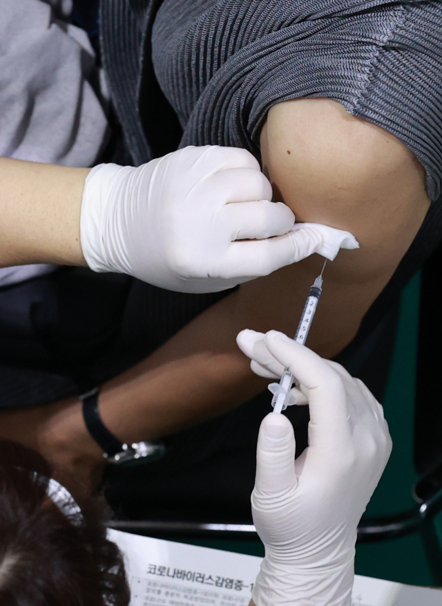 23일 서울 서대문구 북아현문화체육센터에 마련된 코로나19 백신접종센터를 찾은 시민들이 백신 접종을 하고 있다./연합뉴스
