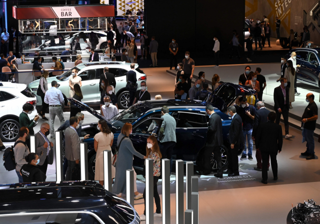 지난 8일(현지시간) 독일 뮌헨에서 열린 국제자동차전시회(IAA)에서 업계 관계자들이 중국 장성기차가 출품한 자동차를 살펴보고 있다. /AFP연합뉴스