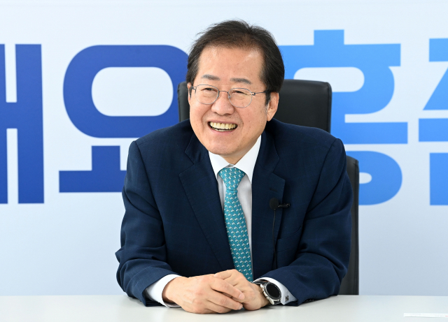 [대선주자에게 듣는다]홍준표 '靑, 미래전략실로 개편…한국이 나아갈 청사진 보여주겠다'