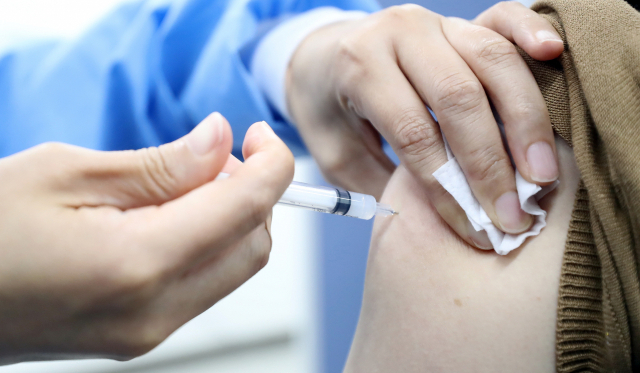 정부 '백신접종 인식 바뀌어…1차 접종률 80% 달성 전망'